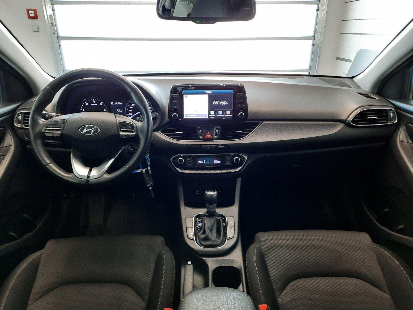 Hyundai i30 1.6 CRDI (81kW/110k), Automat Trikolor