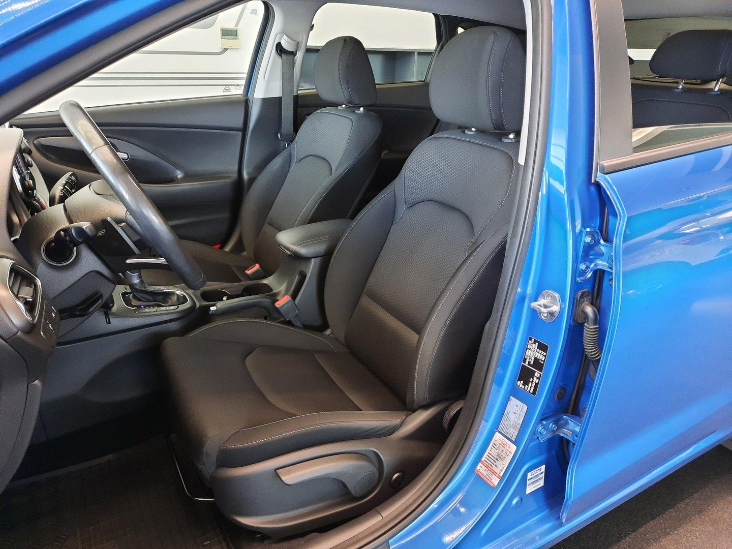 Hyundai i30 1.6 CRDI (81kW/110k), Automat Trikolor