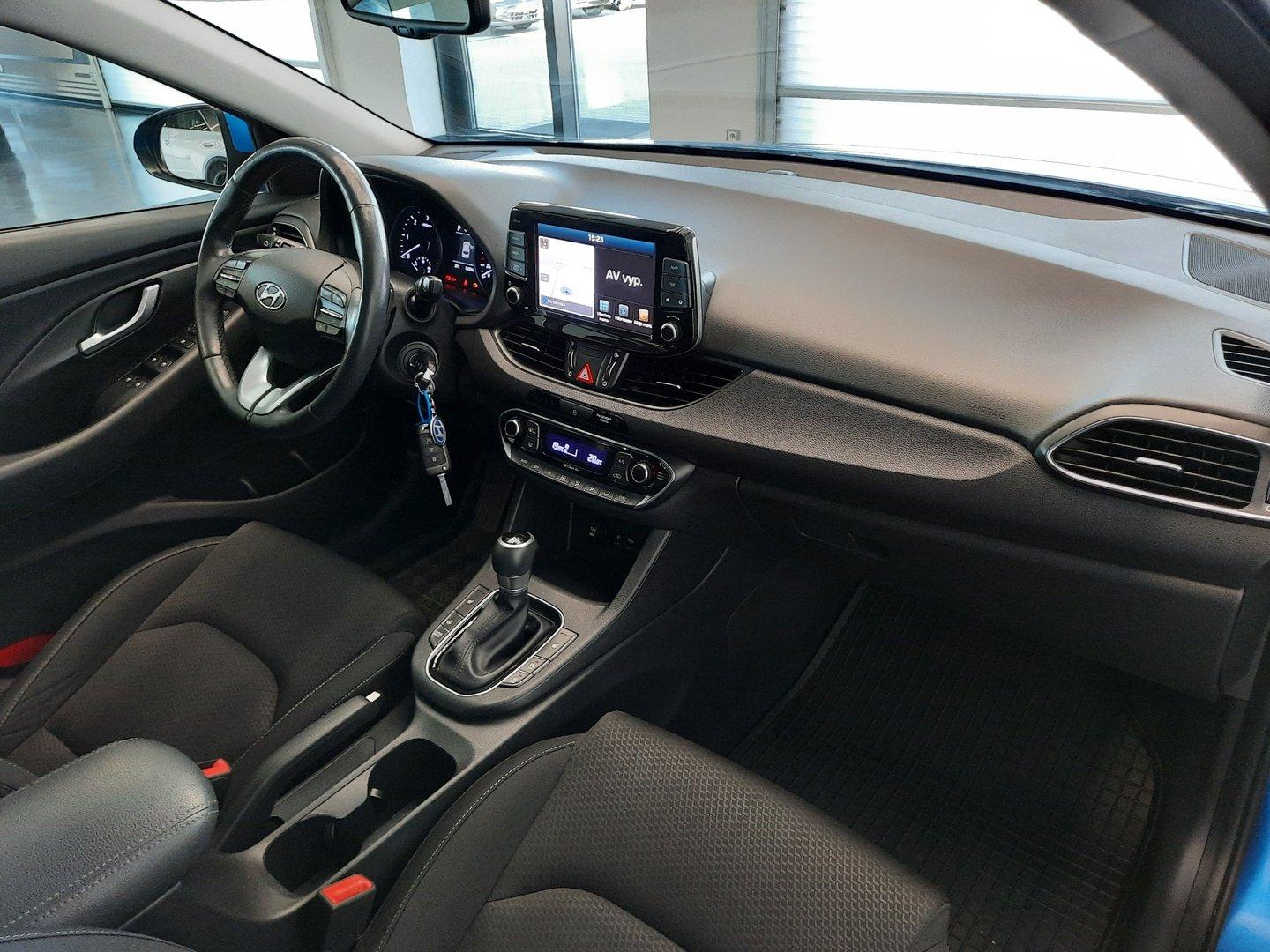 Hyundai i30 1.6 CRDI (81kW/110k), Automat Trikolor