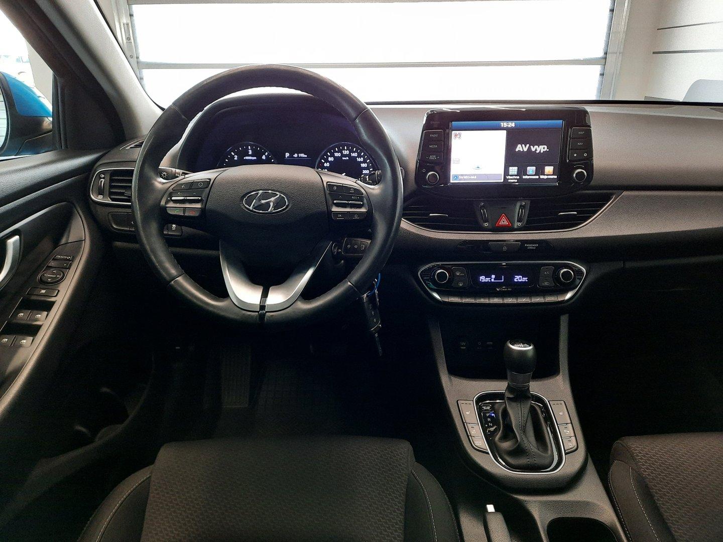 Hyundai i30 1.6 CRDI (81kW/110k), Automat Trikolor