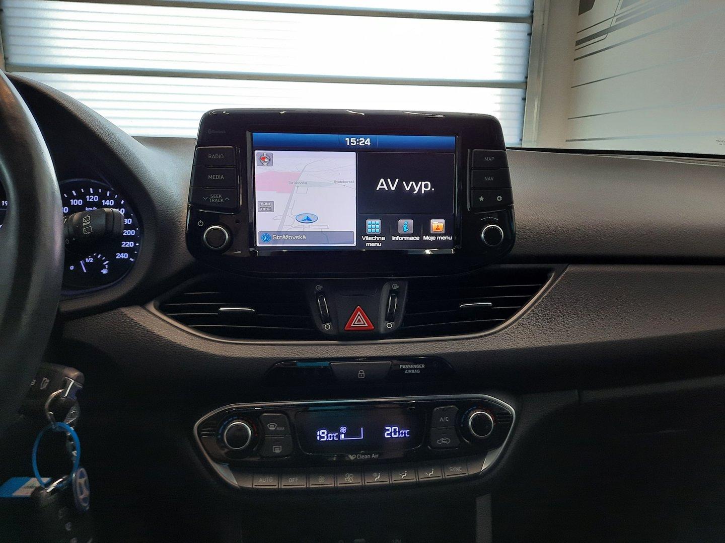 Hyundai i30 1.6 CRDI (81kW/110k), Automat Trikolor