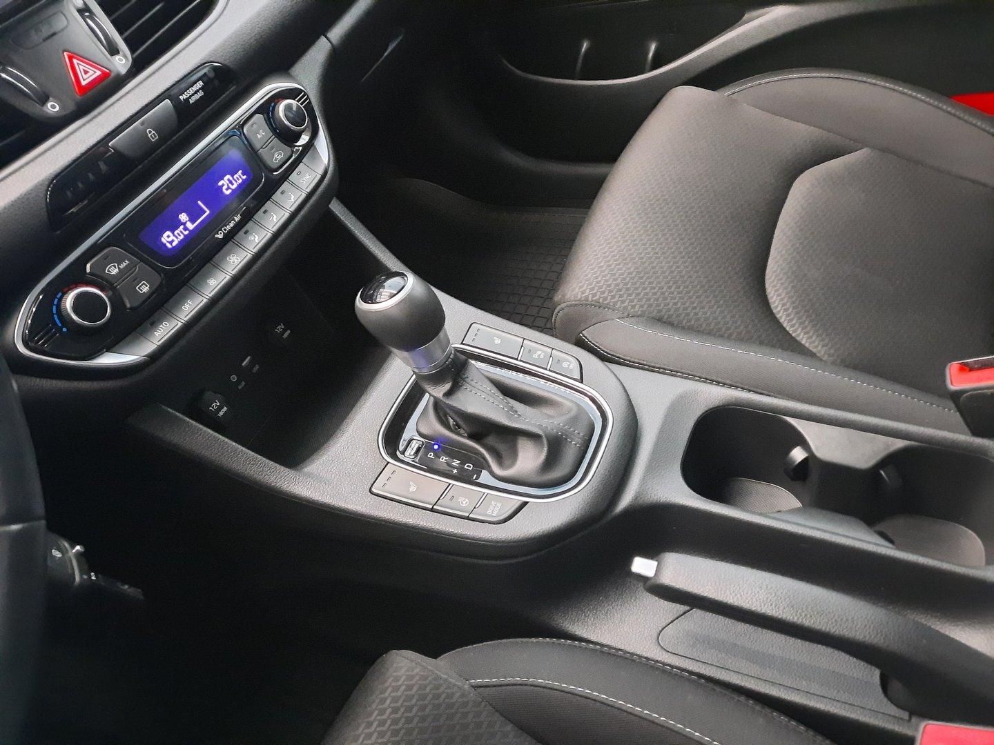 Hyundai i30 1.6 CRDI (81kW/110k), Automat Trikolor