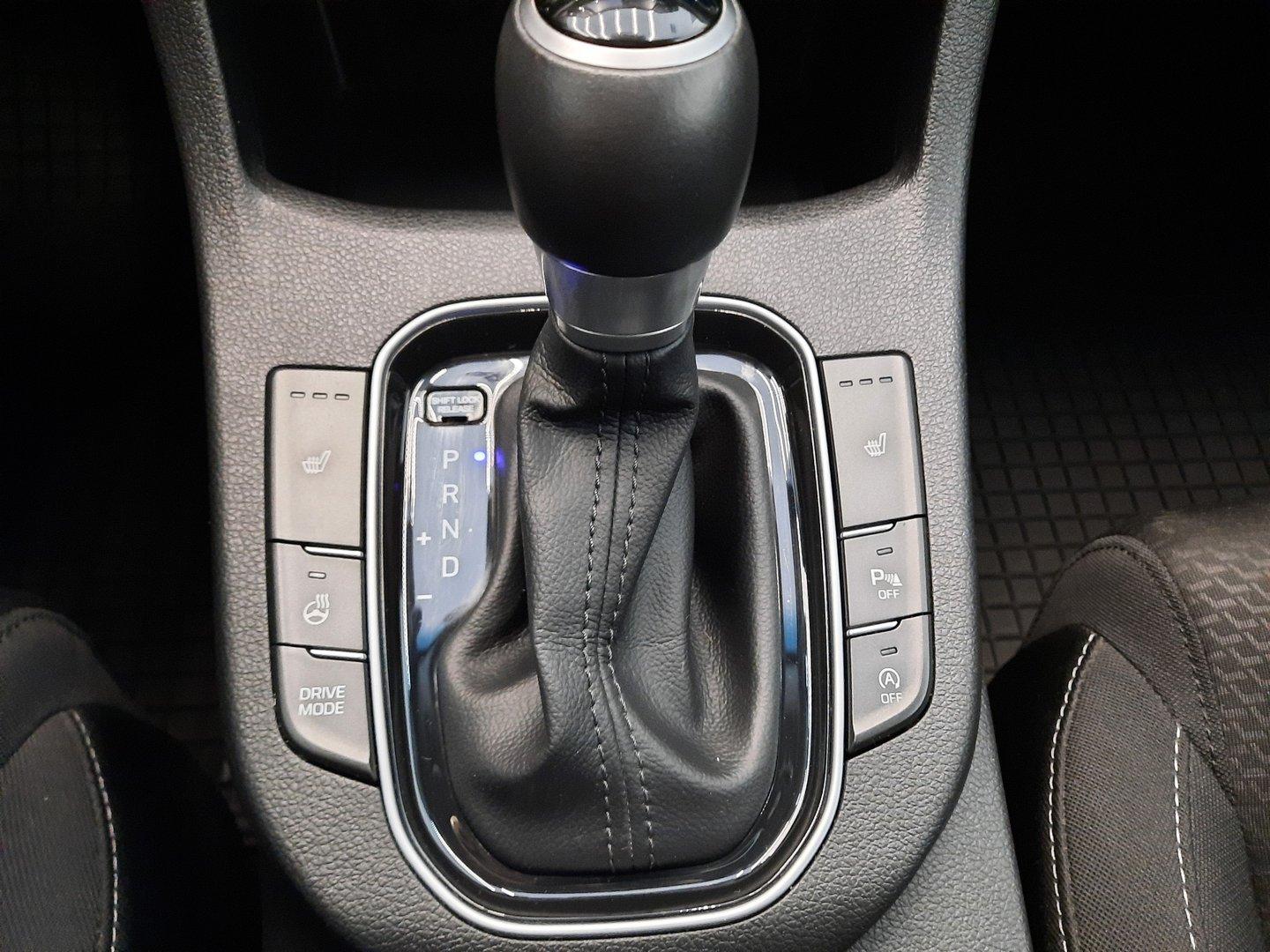 Hyundai i30 1.6 CRDI (81kW/110k), Automat Trikolor