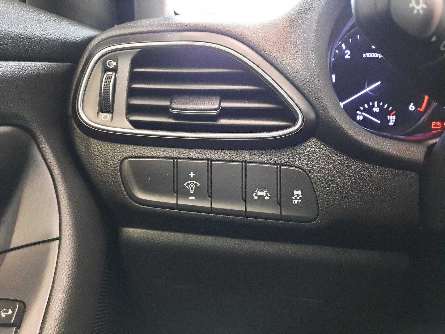 Hyundai i30 1.6 CRDI (81kW/110k), Automat Trikolor