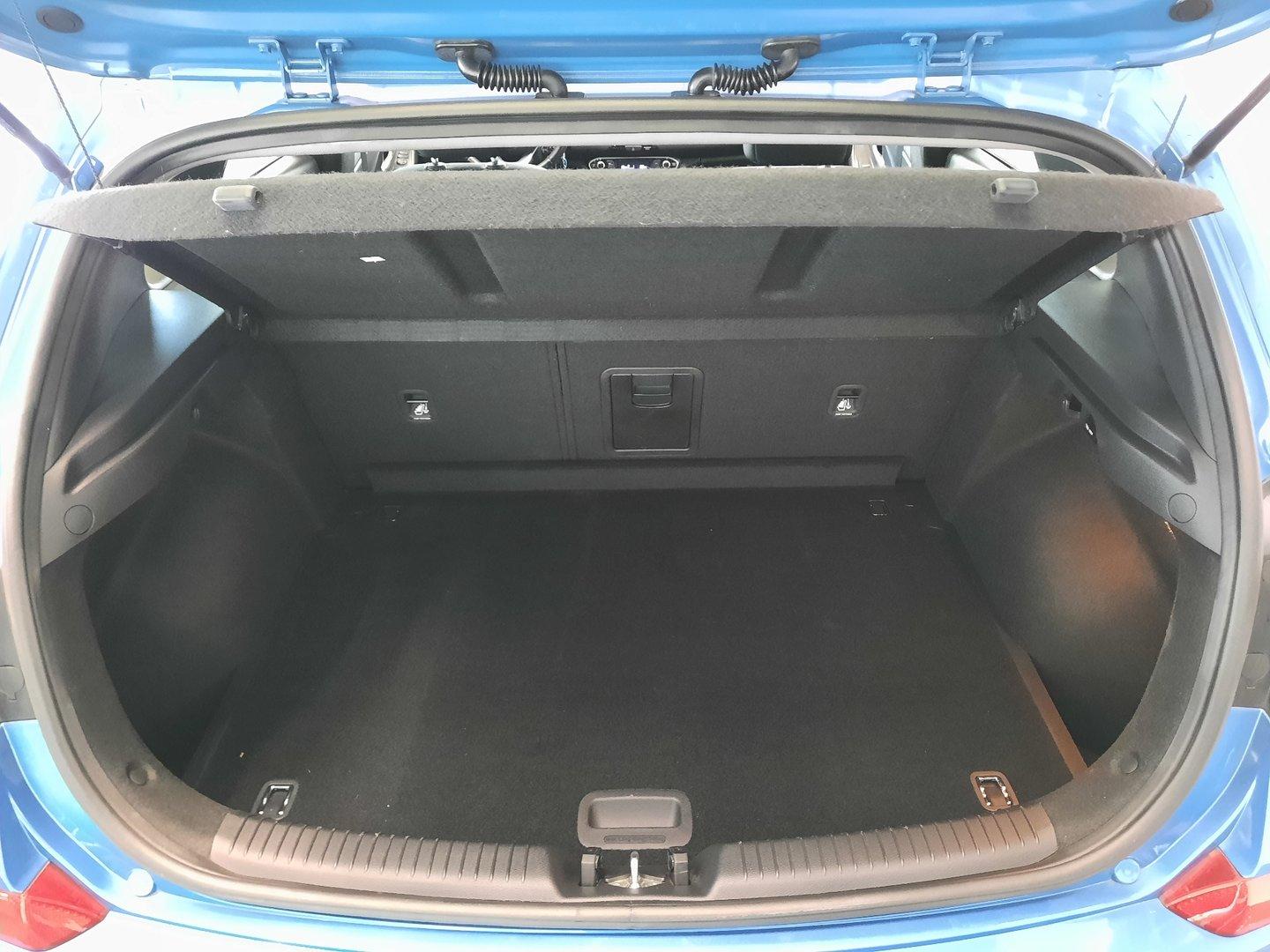 Hyundai i30 1.6 CRDI (81kW/110k), Automat Trikolor