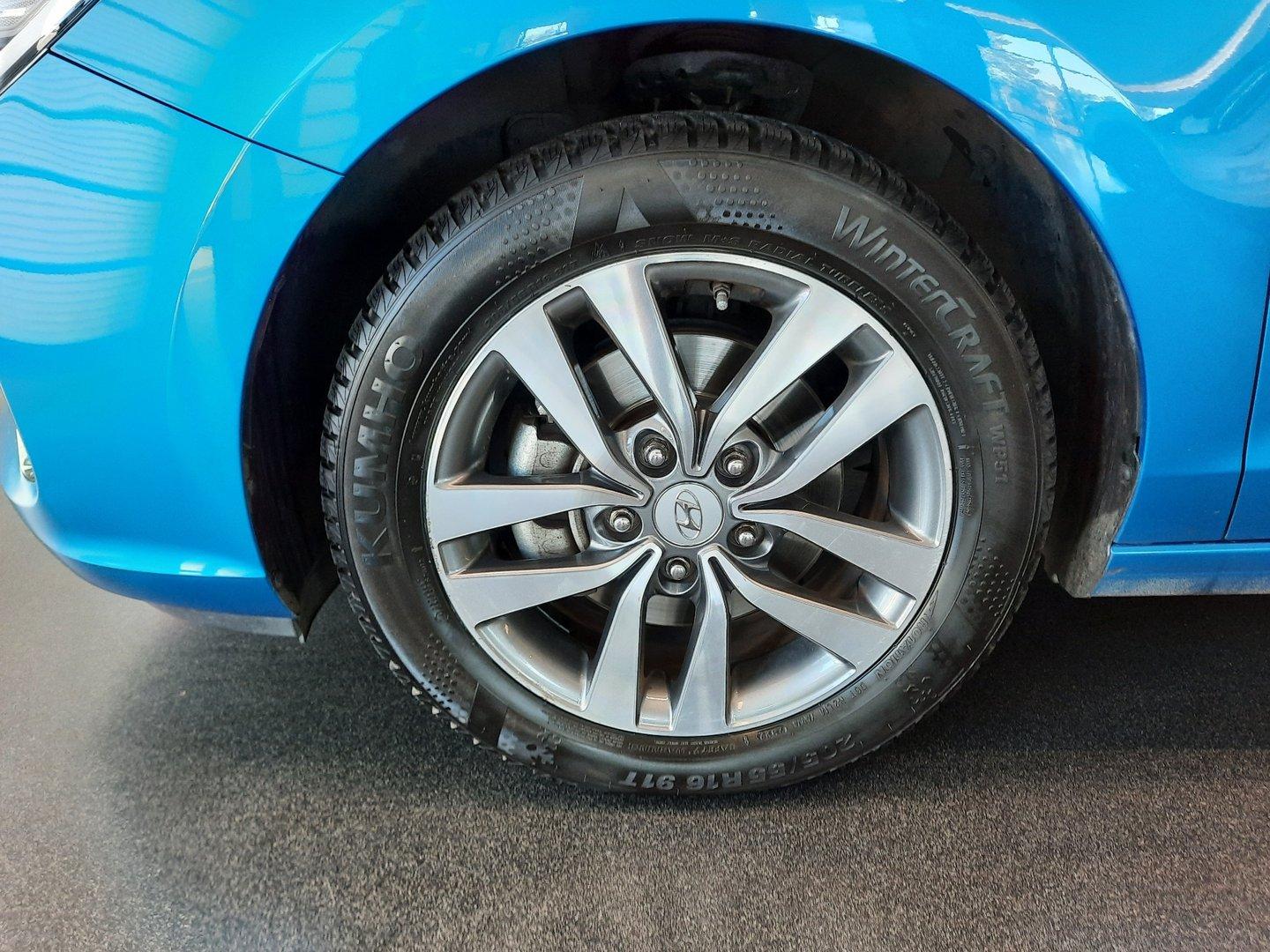 Hyundai i30 1.6 CRDI (81kW/110k), Automat Trikolor