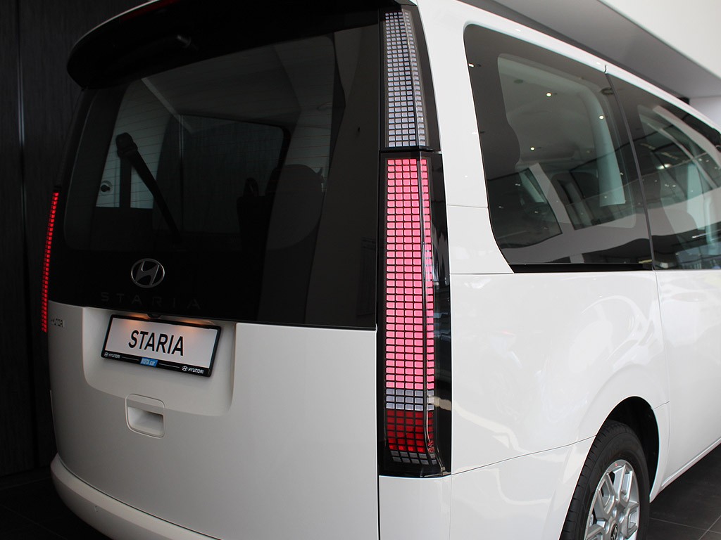 Hyundai Staria 1,6 T-GDI HEV 9 míst SMART
