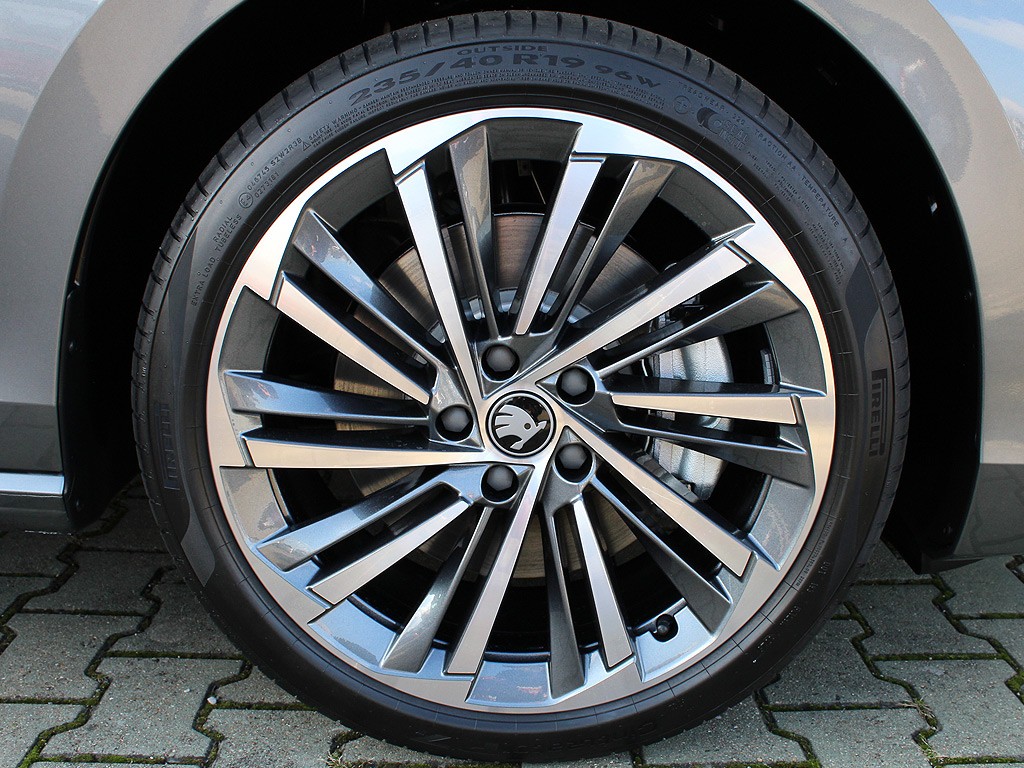 Škoda Superb Combi 2,0TDI 142kW 7-stup. DSG 4x4 Laurin & Klement