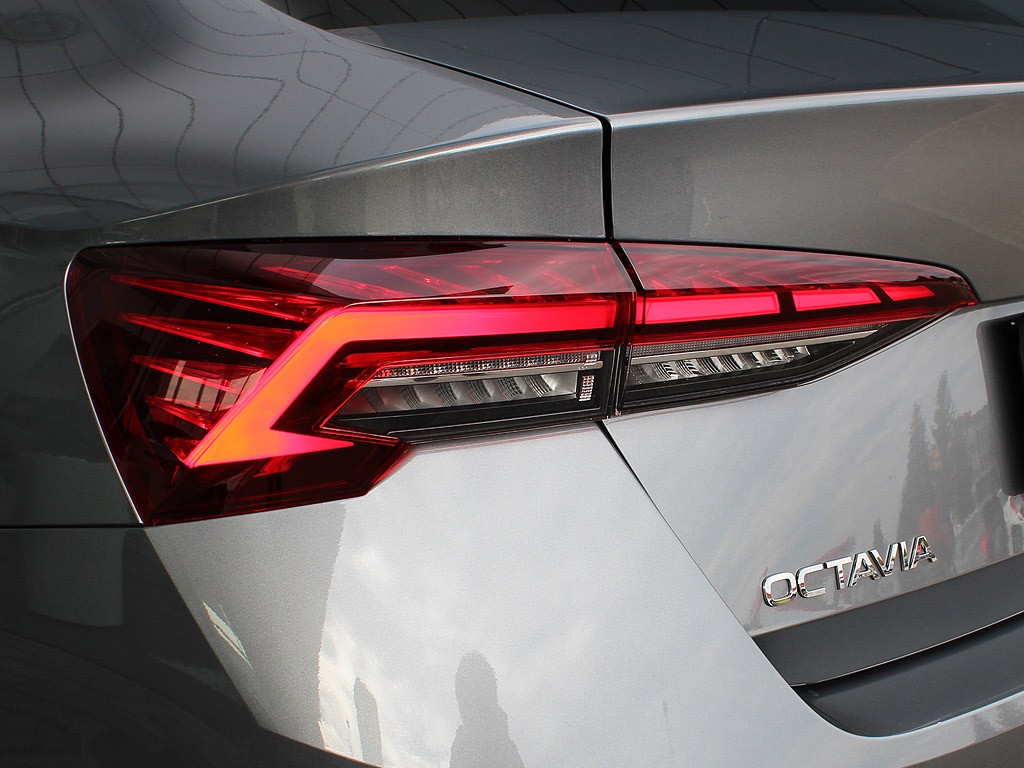 Škoda Octavia 1,5TSI m-HEV 110kW 7-stup. DSG Top Selection